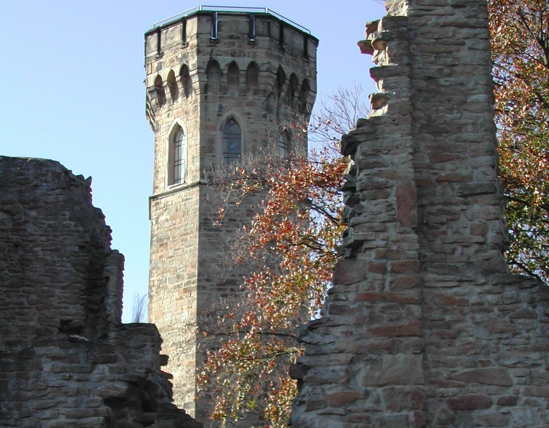 Blick durch die Ruinen der Burg Syburg auf den Vincketurm (Altertumskommission für Westfalen/U. Spichal).