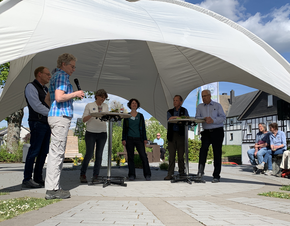 Aurelia Dickers im Gespräch mit Landrat Karl Schneider, Bürgermeister Christoph Weber, Josef Lumme, Petra Hanses und Ulrike Steinkrüger (Foto: AKo).