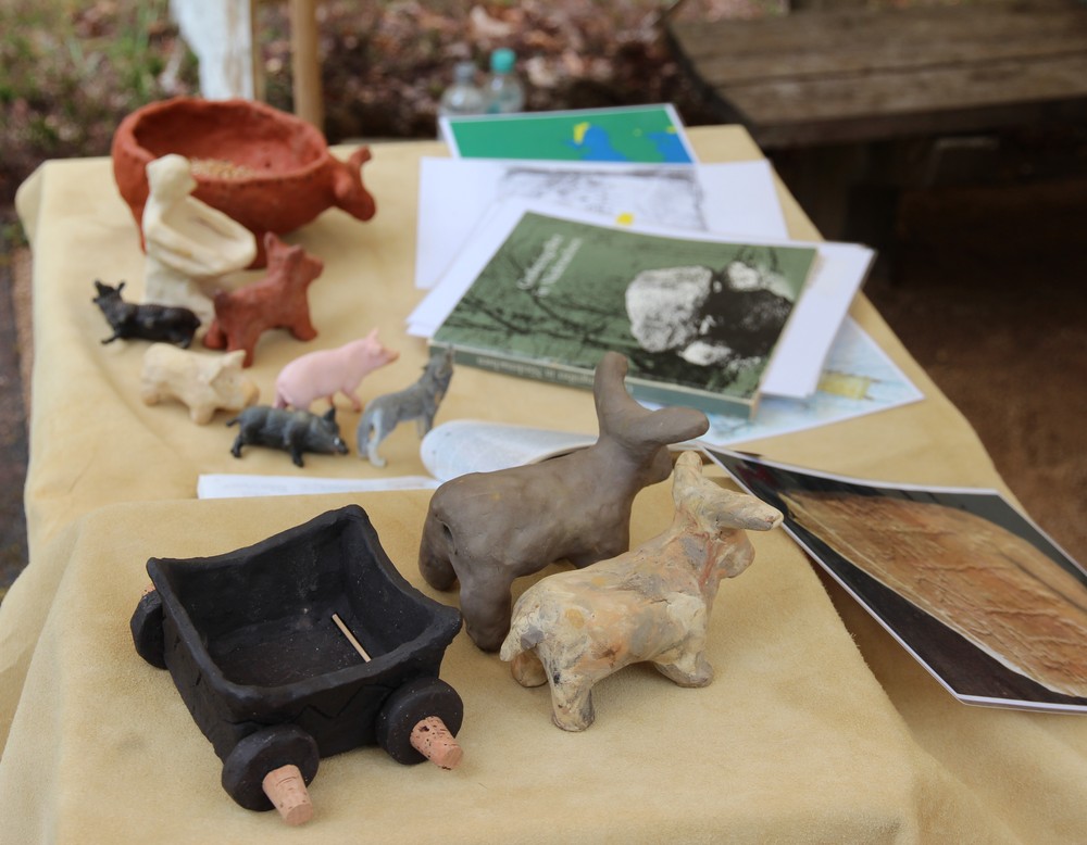 Nachgebildete steinzeitliche Tonfiguren (Foto: Altertumskommission/Klinke).