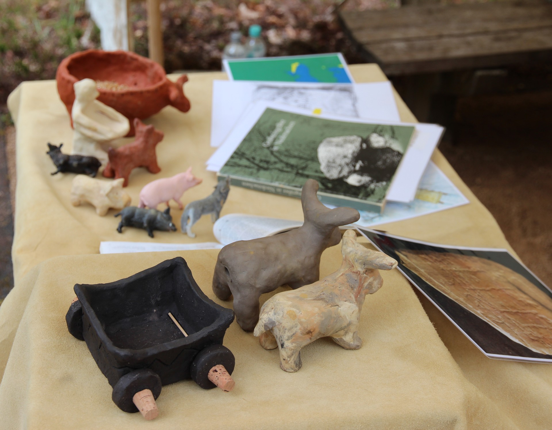 Nachgebildete steinzeitliche Tonfiguren (Foto: Altertumskommission/Klinke).