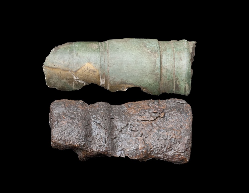 Handgroße Fragmente explodierter Feuerwaffen aus dem 15. Jh. von der Falkenburg (Lippisches Landesmuseum/Ihle).