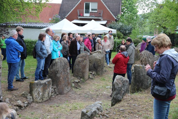 Besucher am Großsteingrab in Lengerich am Tag der Megalithik 2019 (Foto: Altertumskommission/Klinke; Faasen; Kopner).