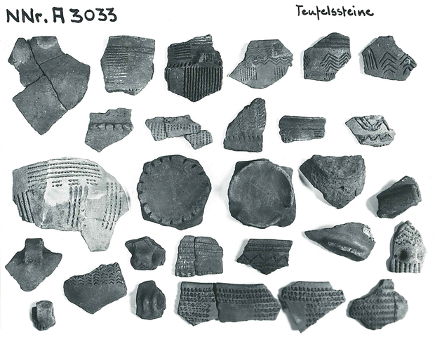 Fotodokumentation einiger Funde aus der Grabung 1932 (Foto: LWL-Archäologie/Archiv). Fotodokumentation einiger Funde aus der Grabung 1932 (Foto: LWL-Archäologie/Archiv).