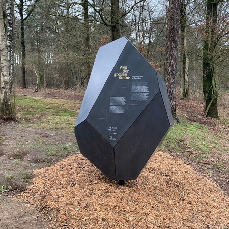 Infoelement des "Wegs der großen Steine" in Heiden (Gemeinde Heiden/Deelmann).
