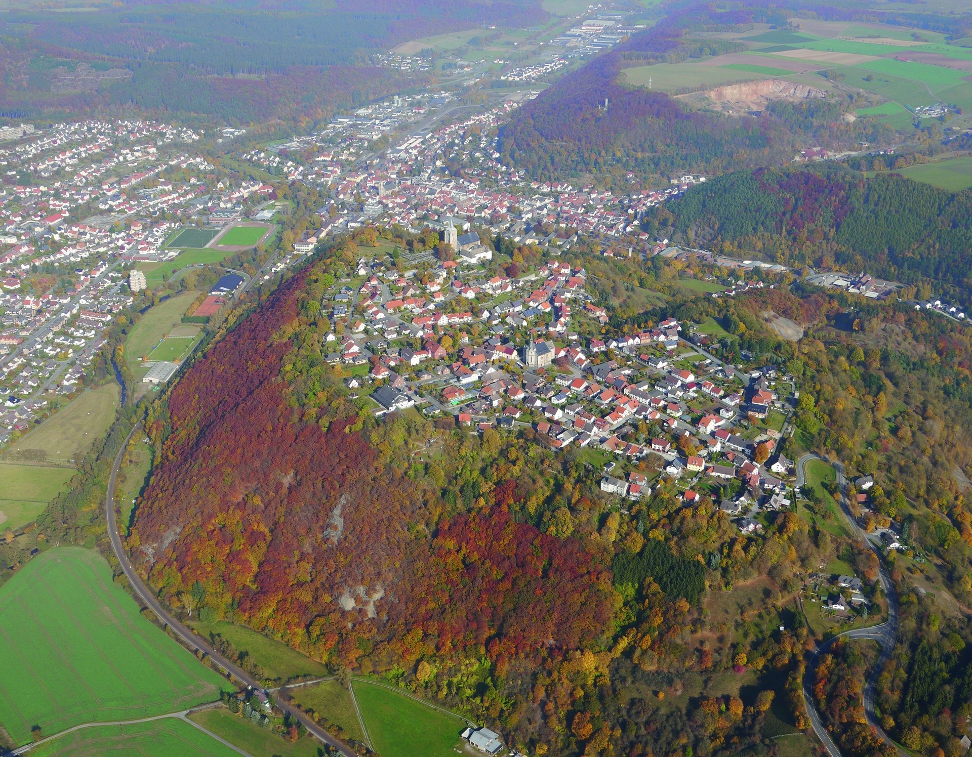 Luftbild des Tafelbergs von Südwesten (Altertumskommission für Westfalen/V. Brieske).