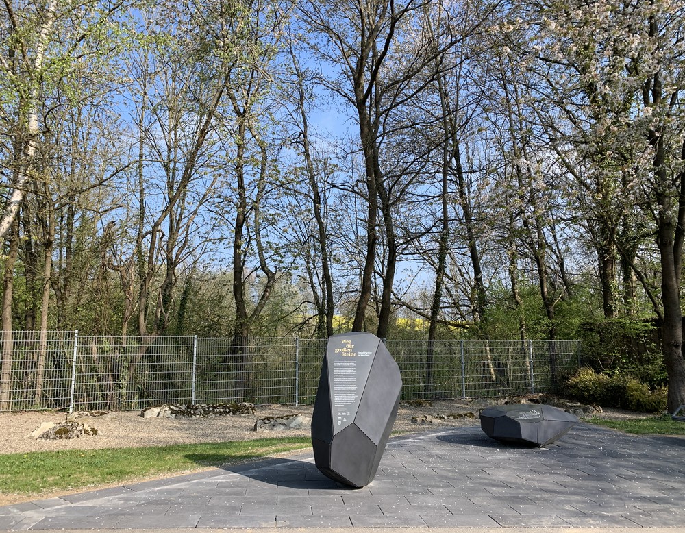 Das Grab von Soest-Hiddingsen mit den neuen Info-Elementen heute (Foto: Altertumskommission/Kopner).