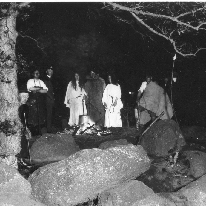 Sonnenwendfeier an den Düwelsteenen, 1925. (vergrößerte Bildansicht wird geöffnet)