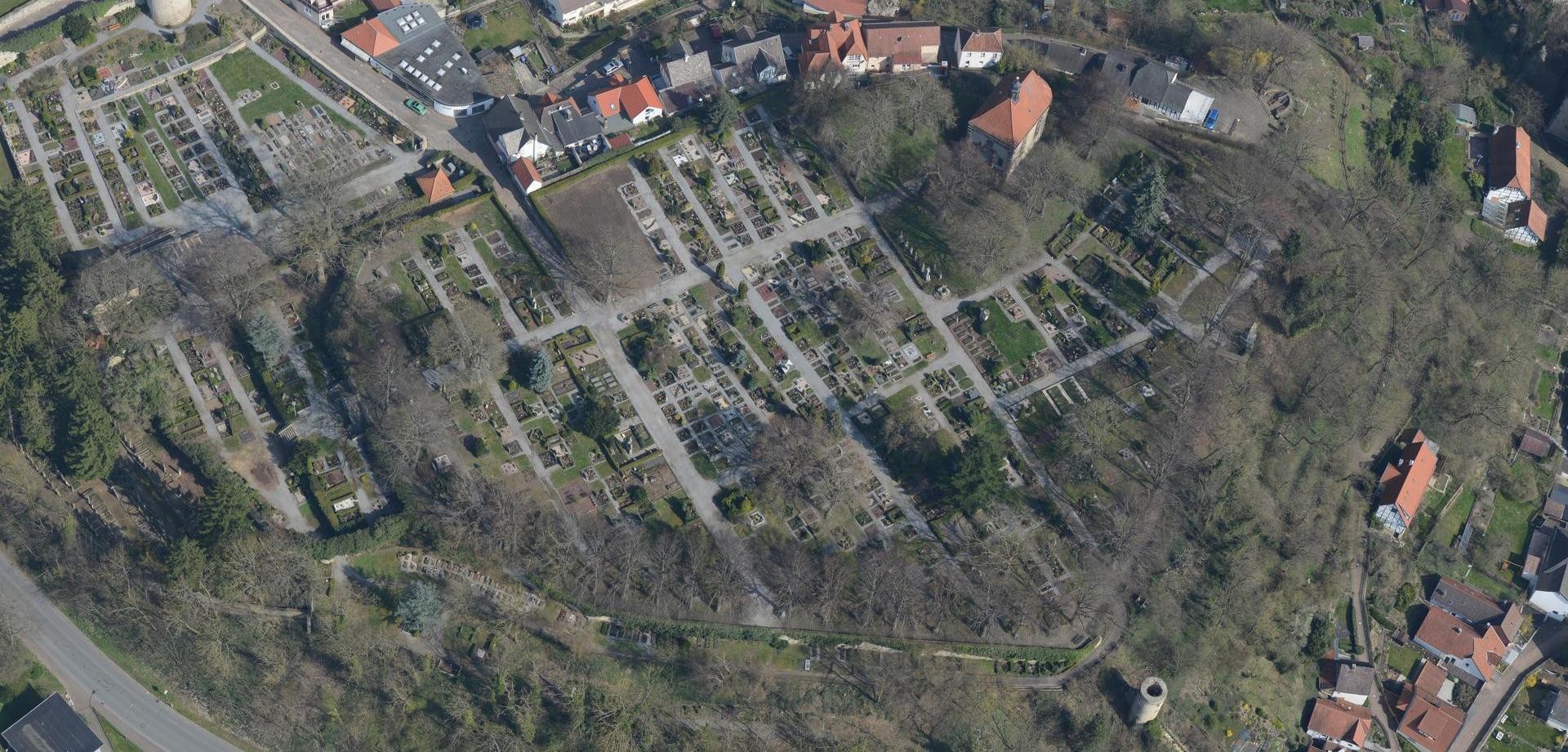 Luftbild des Warburger Burgberges; Titelbild zum Burgenheft