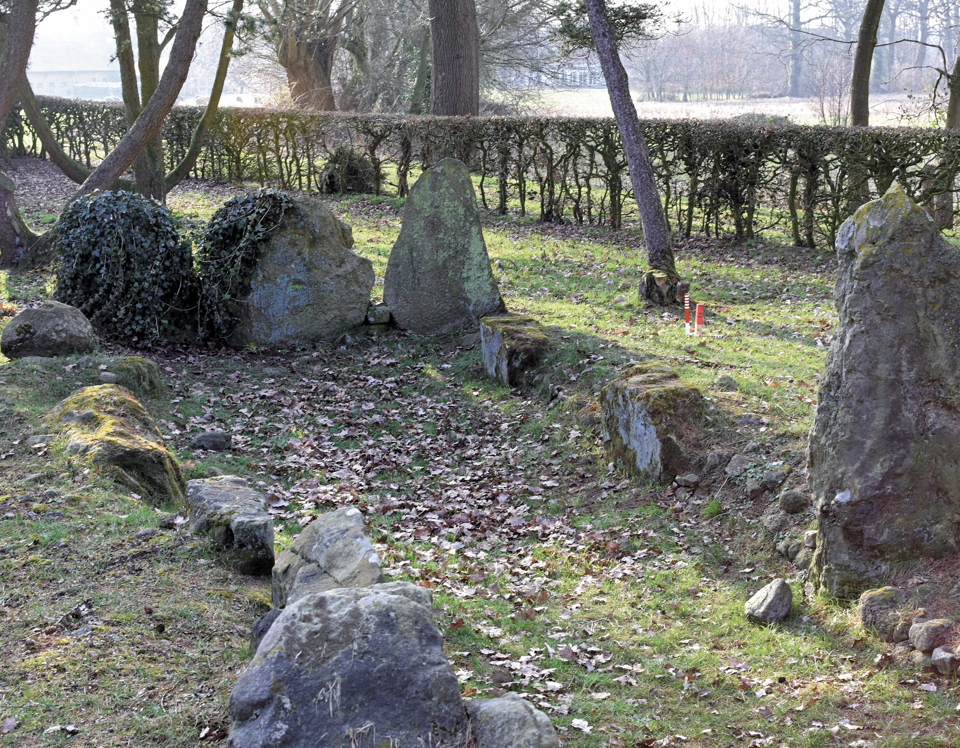 Der rekonstruierte Abschluss mit drei Steinen am südwestlichen Ende entspricht nicht dem Grabungsbefund (Foto: Altertumskommission/Klinke).