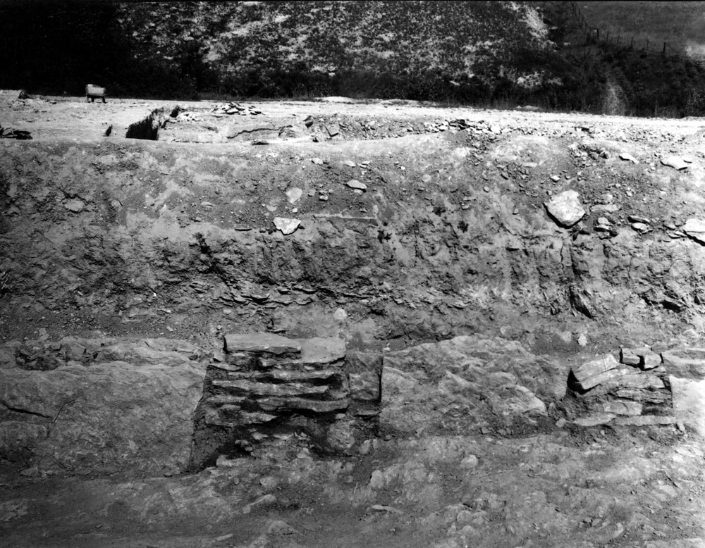Zwischen den Steinen befand sich Trockenmauerwerk (Foto: LWL-Archäologie für Westfalen/Außenstelle Olpe).