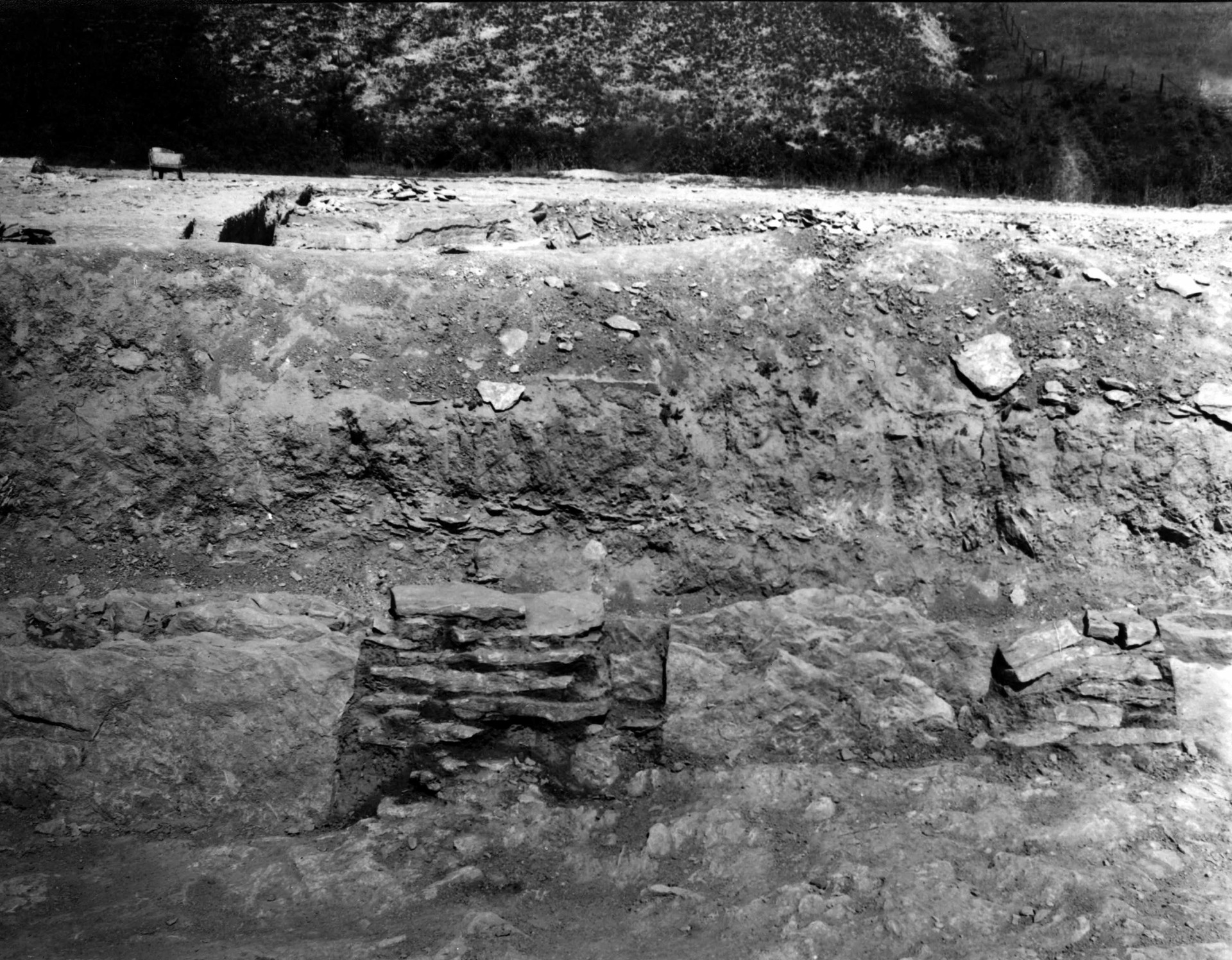 Zwischen den Steinen befand sich Trockenmauerwerk (Foto: LWL-Archäologie für Westfalen/Außenstelle Olpe).