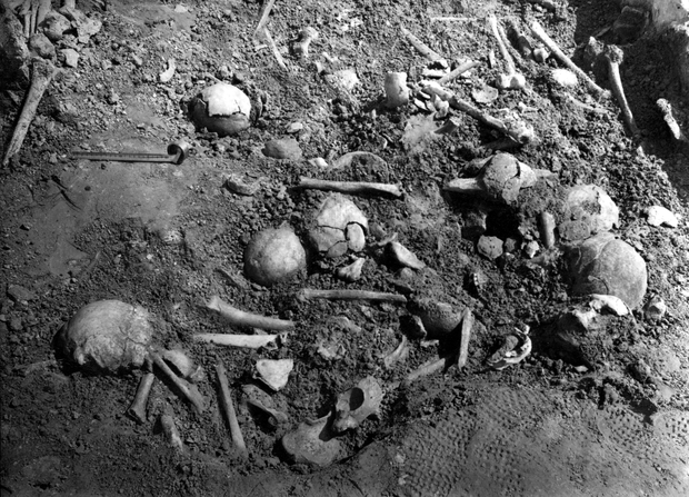 Lage der Skelettreste im Grab (Foto: LWL-Archäologie/Außenstelle Olpe). Lage der Skelettreste im Grab (Foto: LWL-Archäologie/Außenstelle Olpe).