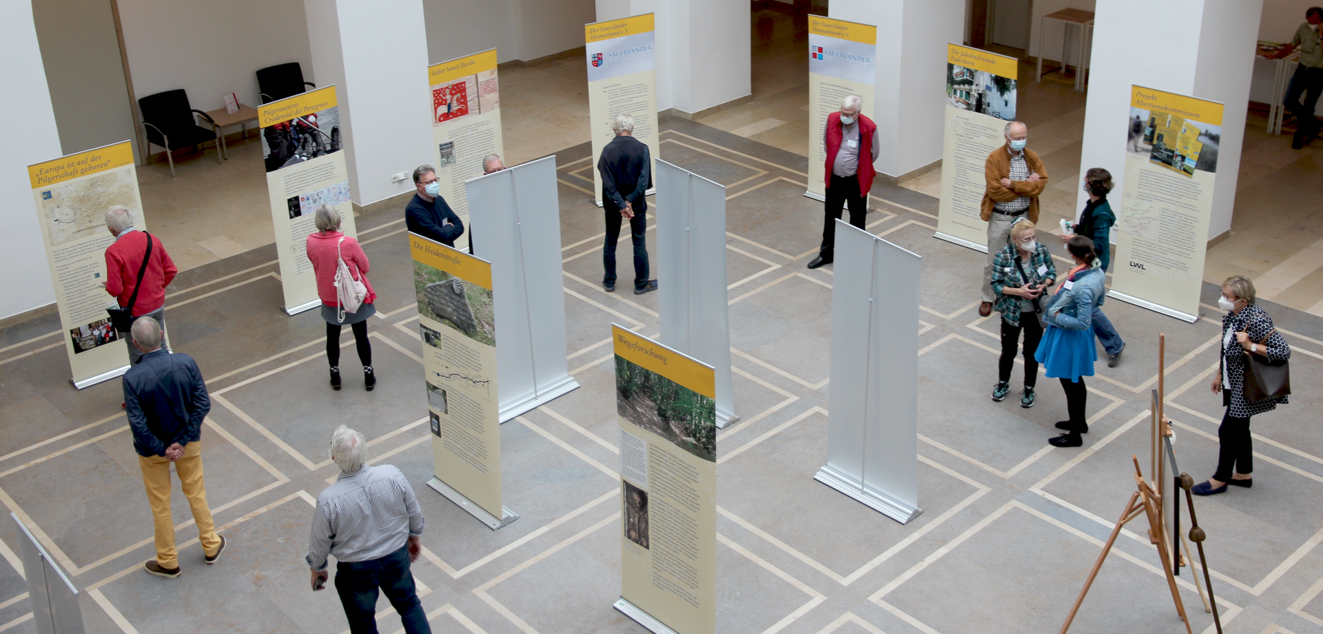 Die Teilnehmer:innen in der Pilgerausstellung (Foto: Altertumskommission/Reck).