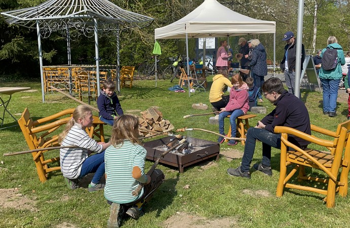 Kinder beim Stockbrot backen (Foto: AKo/Lammers).