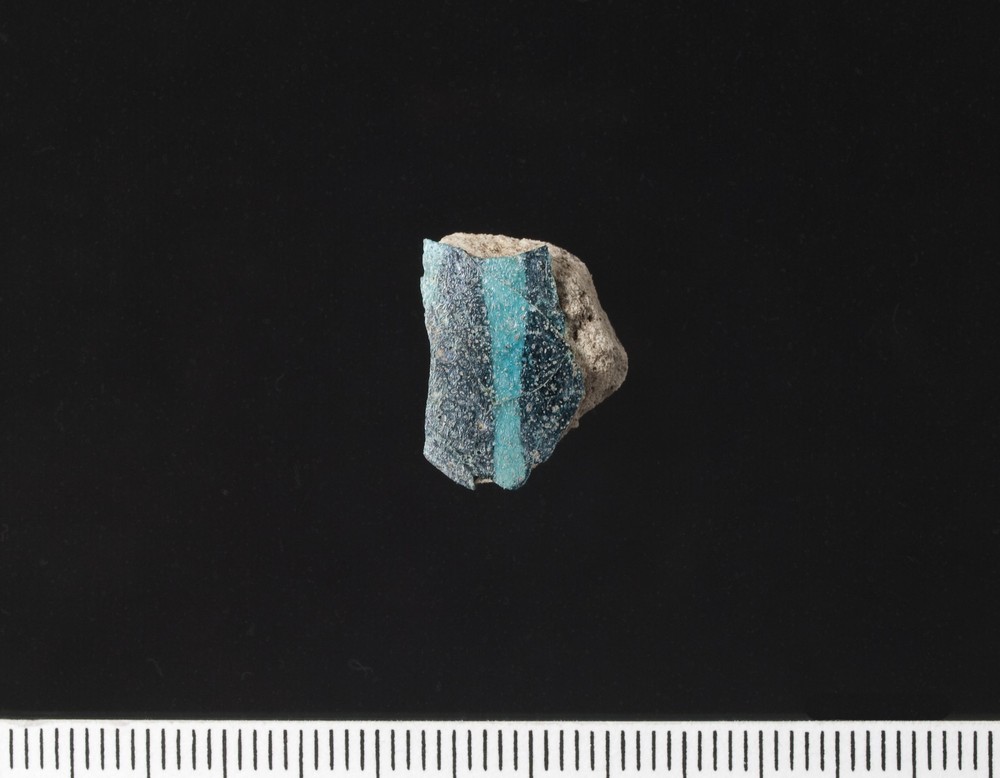 Fingernagelgroßes Fragment von sogenannter Raqqaware aus Syrien von der Falkenburg (LWL-AfW/Brentführer).