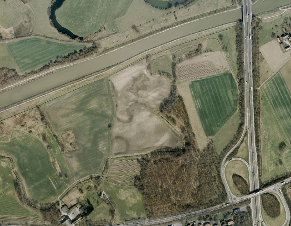 Luftbild der Bumannsburg mit Altarmen der Lippe als Vegetationsmerkmal (GeoBasis NRW 2013).