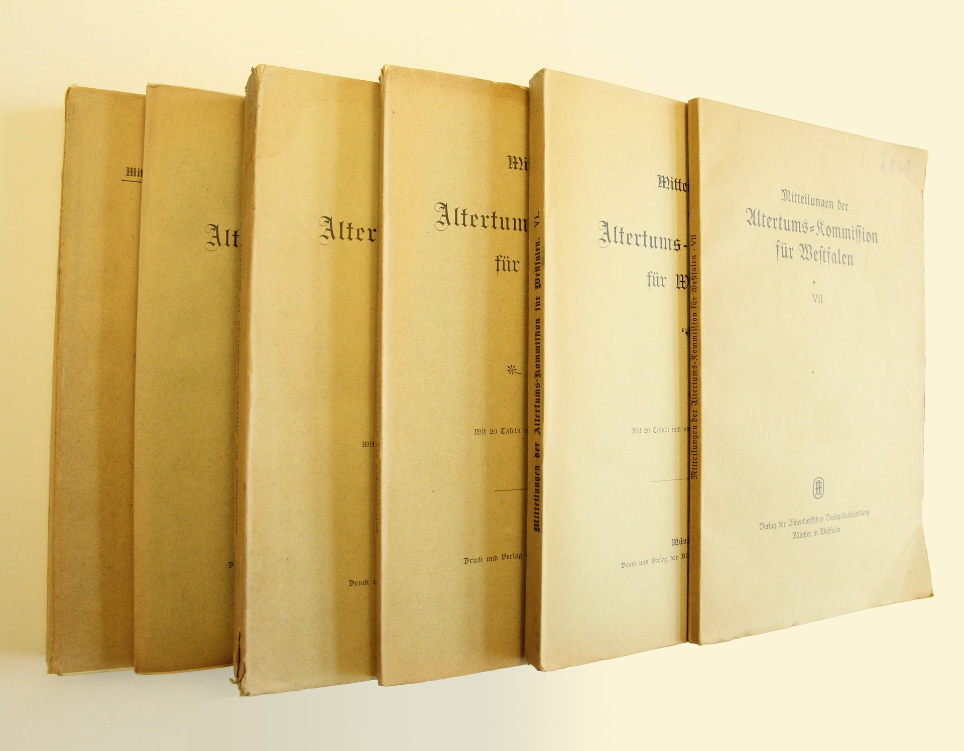 Ausgewählte Bände der Reihe "Mitteilungen der Altertumskommission"