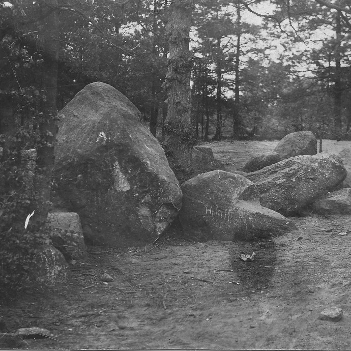 Fotografie der Düwelsteene, um 1900-1920. (vergrößerte Bildansicht wird geöffnet)