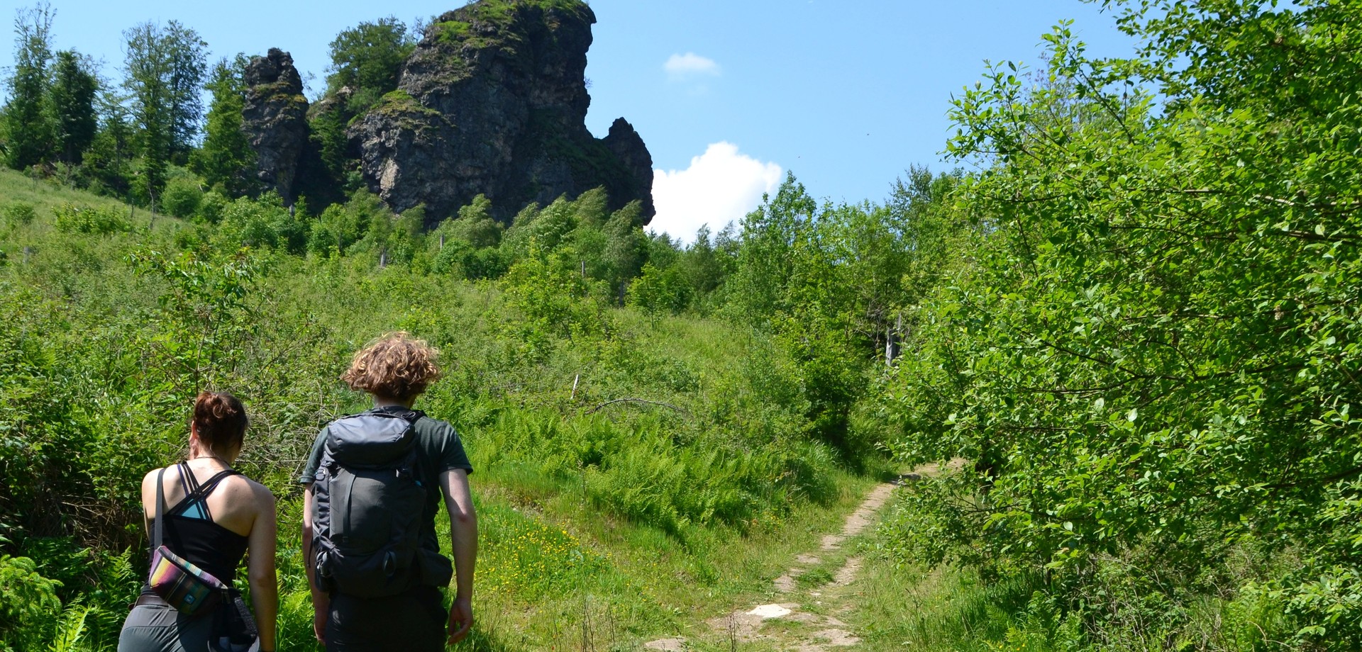 Zwei Wandernde bei den Bruchhauser Steinen