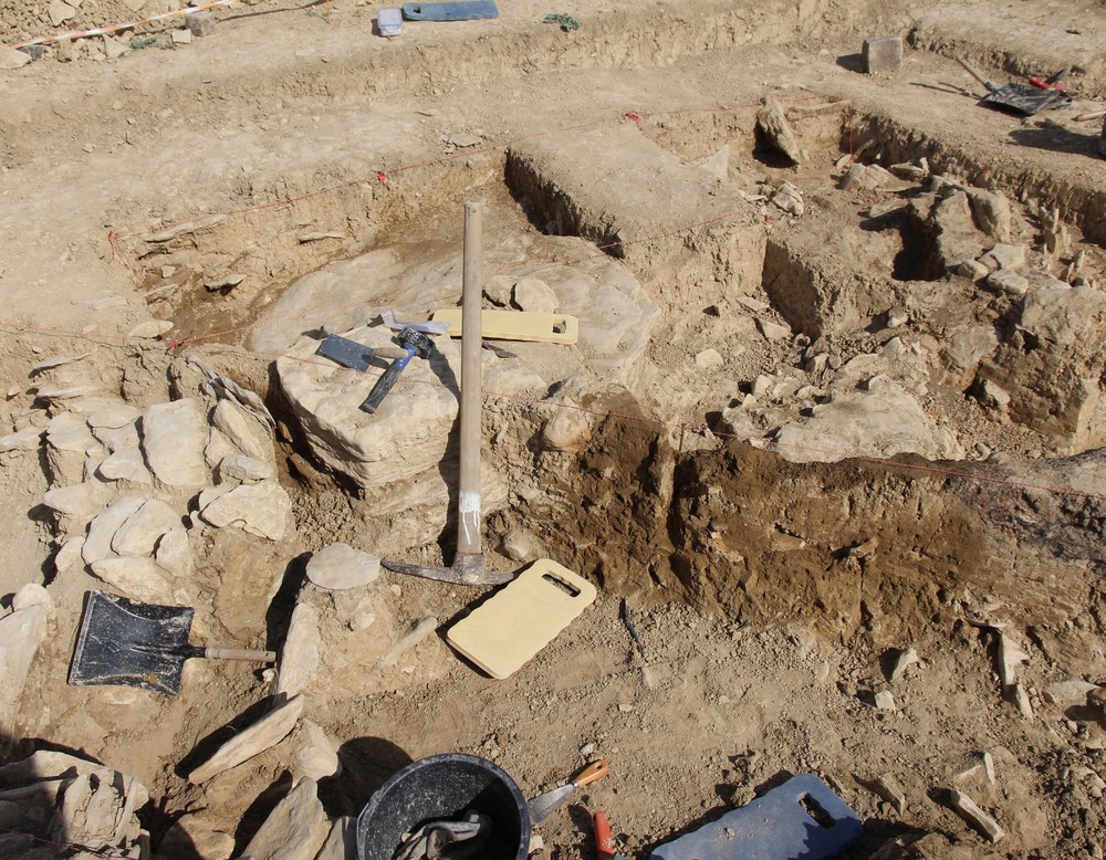Das Megalithgrab während der Ausgrabung (Foto: Altertumskommission/Klinke).