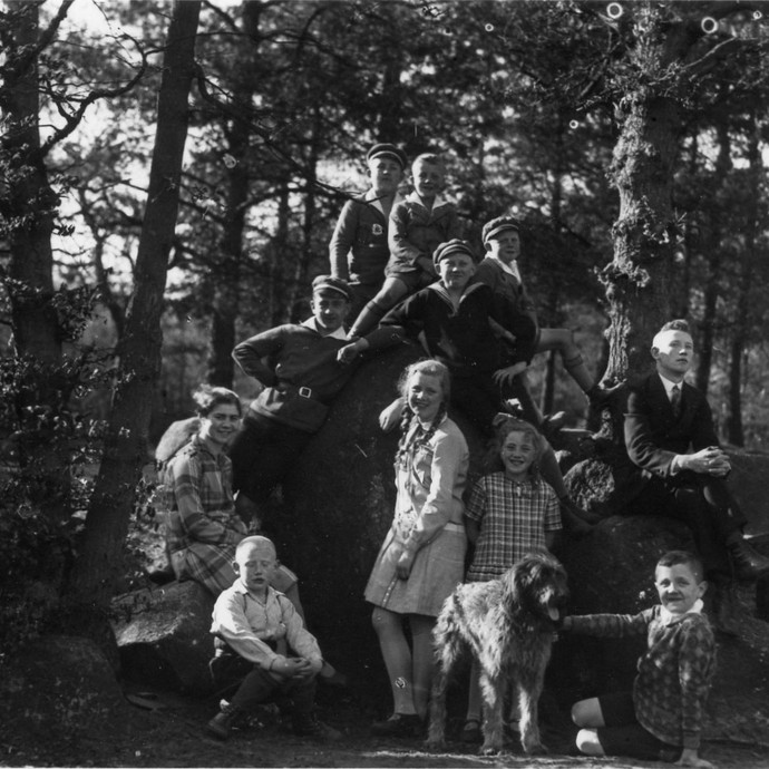 Kinder an den Düwelsteenen, 1925. (vergrößerte Bildansicht wird geöffnet)