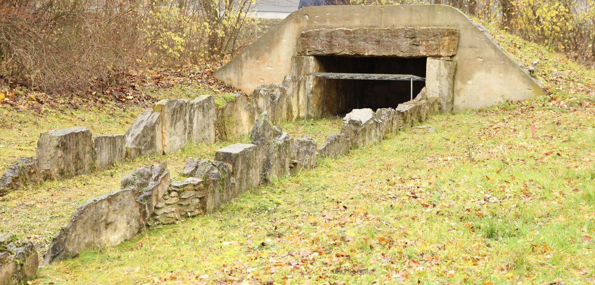 Das Großsteingrab von Lichtenau-Atteln I heute (Foto: Altertumskommission/ F. Faasen).