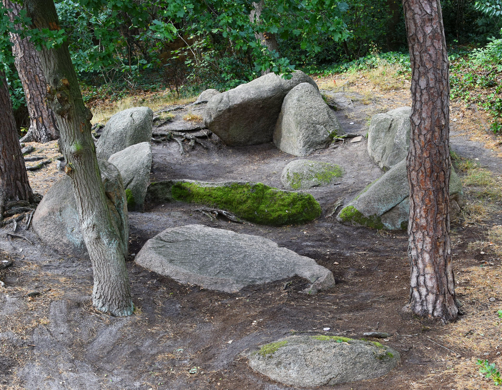 Die Kleinen Sloopsteene im Sommer 2020 (Foto: Altertumskommission/Klinke).