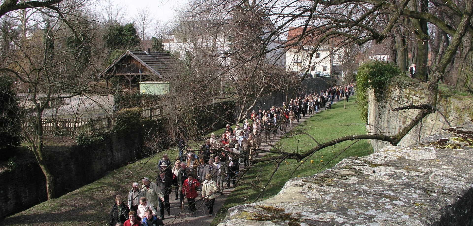Eine Gruppe Pilger auf einem Jakobsweg (Foto: U. Steinkrüger).
