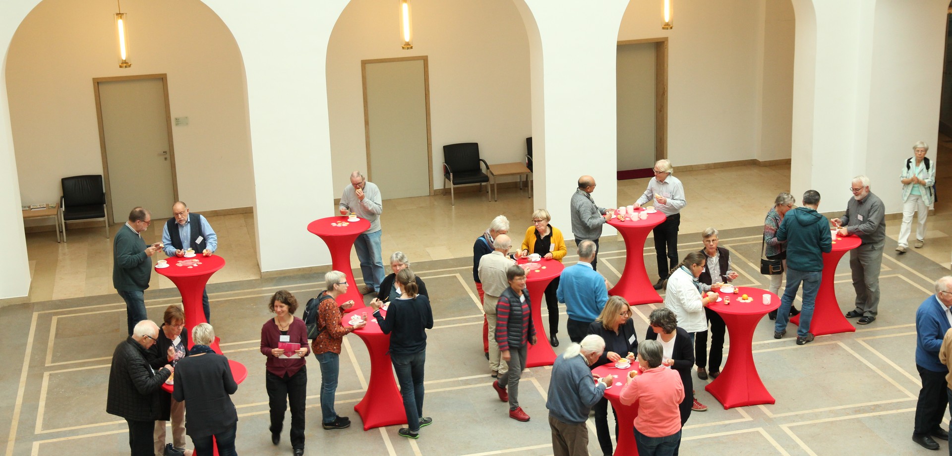 Teilnehmer:innen im Foyer des LWL-Landeshauses (Foto: Altertumskommission/Priß).