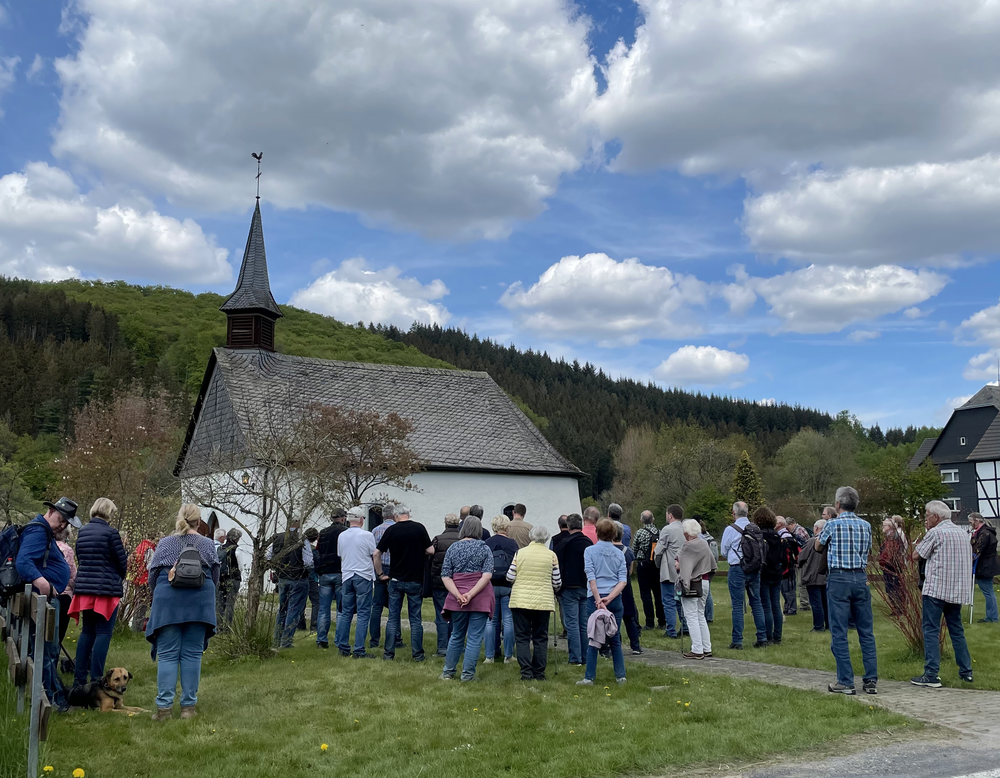 Treffpunkt an der St. Agatha-Kapelle in Meschede-Löllinghausen (Foto: AKo/Lammers).