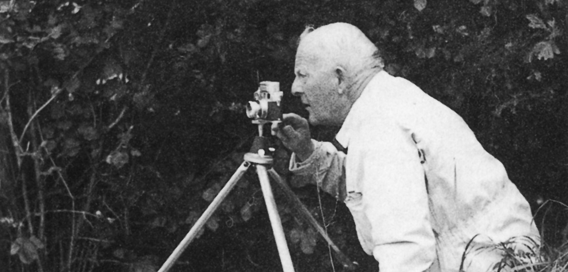 Prof. Dr. August Stieren bei der fotografischen Dokumentation einer Wallburg 1956 Prof. Dr. August Stieren bei der fotografischen Dokumentation einer Wallburg 1956